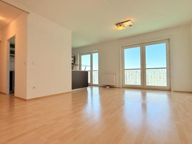 „Wohnen mit Weitblick: Barrierefreie Wohnung im 11. Stock mit Loggia und Stellplatz“