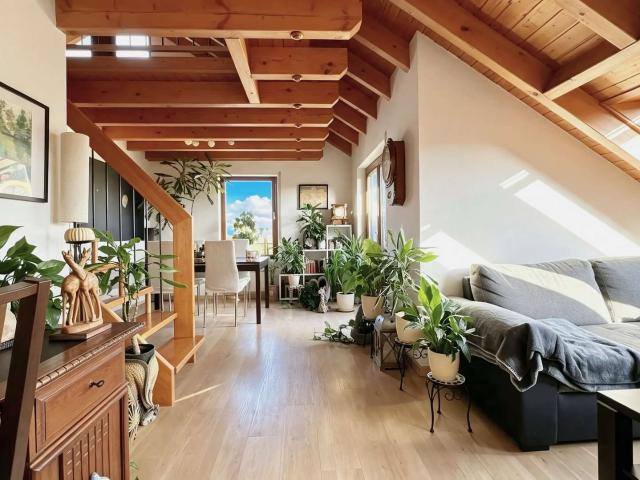 Wohnen mit Weitblick: Charmante 4 Zimmer Dachgeschosswohnung mit Dachstudio & Balkon ins Grüne