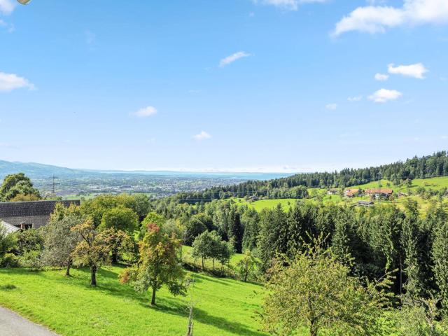 Wohnen mit Weitblick – Eckreihenhaus mit Pool und Bodenseepanorama
