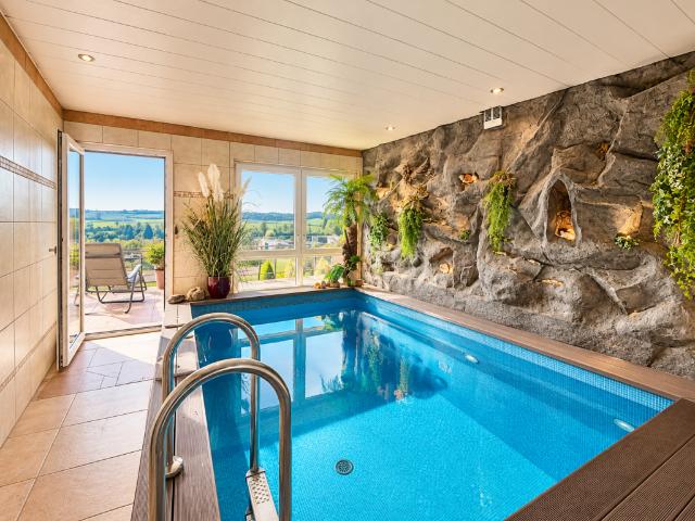 Wohnen mit Weitblick – Exklusive Doppelhaushälfte mit Pool, Sauna und traumhaftem Panoramablick!