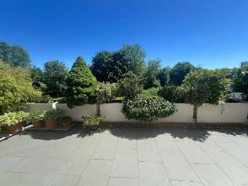 Wohnen mit Weitblick: Gediegener Wohnkomfort, Atelier, Traumterrasse & Doppelgarage