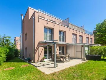 Wohnen mit Weitblick: Gepflegtes 5.5 Zimmer Eckhaus mit zwei Terrassen
