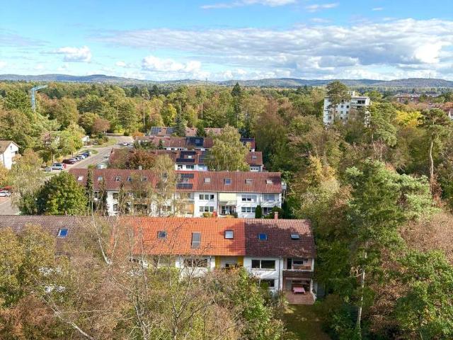 Wohnen mit Weitblick: Großzügige 4 Zimmer Wohnung mit Balkon in der Karlsruher Waldstadt
