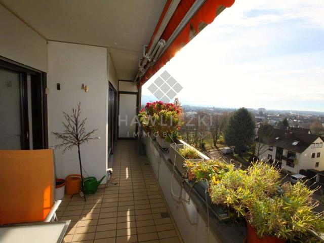 Wohnen mit Weitblick – Großzügige 3 Zimmer Wohnung mit Panorama Ausblick & TG Stellplatz