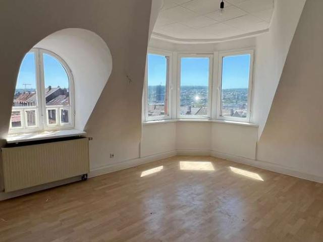 Wohnen mit Weitblick: Großzügige DG Altbauwohnung