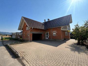 Wohnen mit Weitblick – großzügiges Haus mit zwei Wohnebenen, großem Garten, Pool und viel Potenzial!