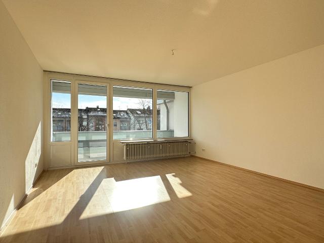 Wohnen mit Weitblick: Sonnige 3 Zimmer Wohnung mit Balkon und Bergpanorama