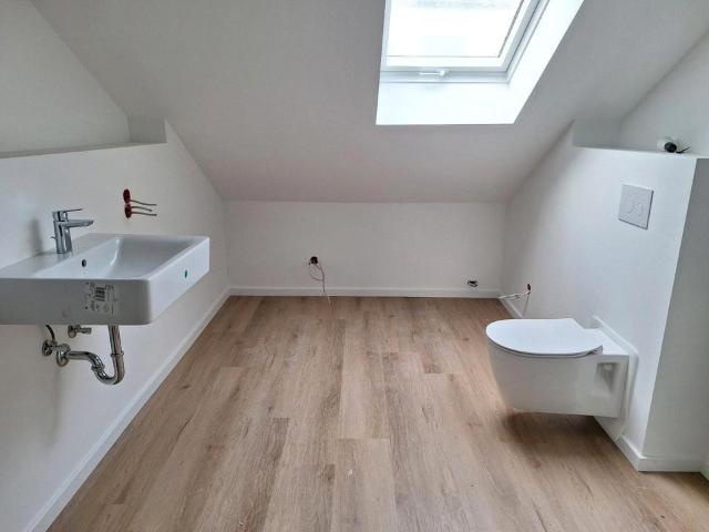 Wohnen mit Weite und Licht – 110 m² Dachgeschoss, 2 Balkone & Nat