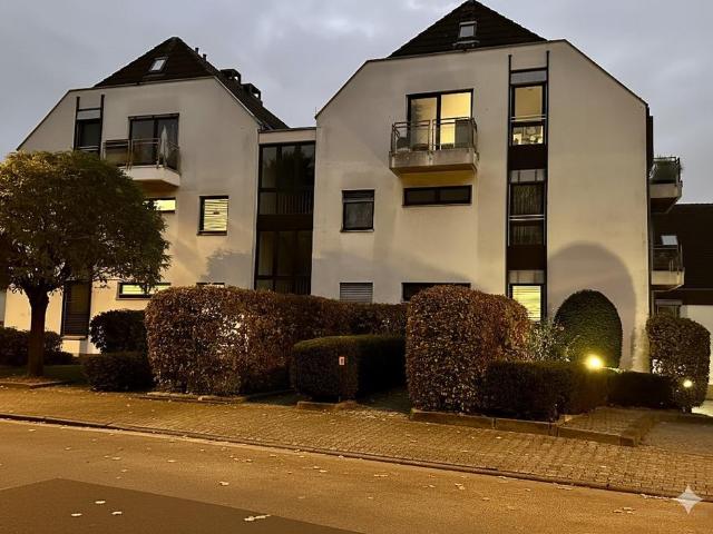 Wellness zuhause: Stilvolle 4 Zimmer Wohnung mit 2 Balkon, Pool & Sauna in Bergen Enkheim