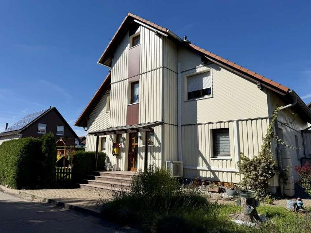 Wohnen mit Zukunft: Modernisiertes Niedrigenergiehaus mit vielfältigen Nutzungsmöglichkeiten