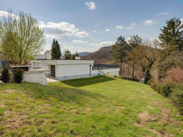 Wohnen mitten im Grünen und nahe der Stadt Erstbezug Villa mit Indoorpool