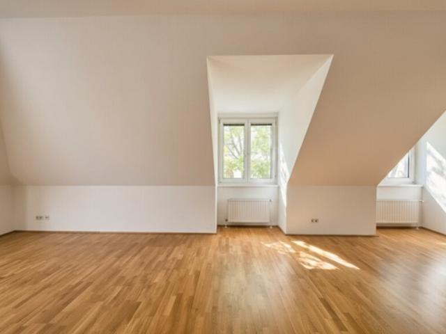 WOHNEN MITTEN IM VIERTEN Urbane Lebensqualität in Zentrumsnähe Großzügige 1 Zimmer Wohnung im Dachgeschoß