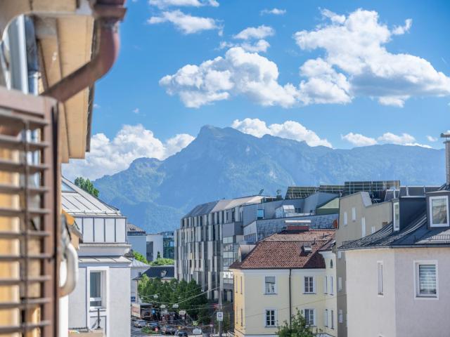 Wohnen nahe der Salzach 4 Zimmer Wohnung mit zwei Balkonen in Salzburg