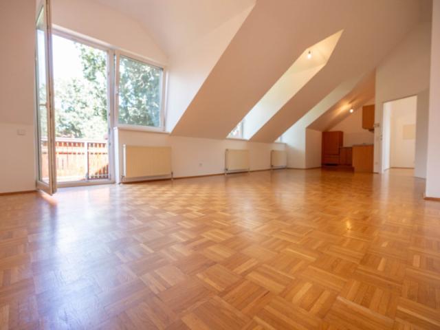 Wohnen nahe Oberlaa – helle 3 Zimmer Wohnung mit riesigem Wohnbereich 36 m² Wohnküche und 7,8 m² Balkon + grüner Innenhof, 1. OG, Dachgeschoss