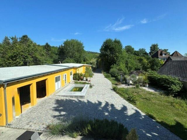 Wohnen Sie noch oder leben Sie schon? Überragende Liegenschaft im Bezirk Baden Pool, Nebengebäude, landwirtschaftliche Flächen