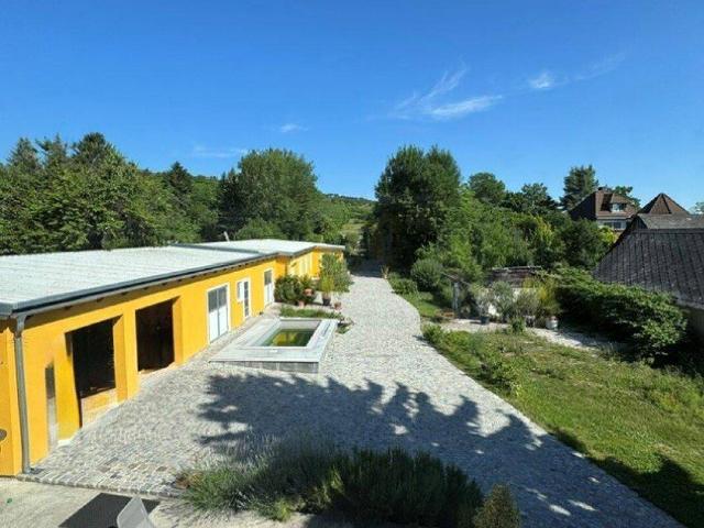 Wohnen Sie noch oder leben Sie schon? Überragende Liegenschaft im Bezirk Baden Pool, Nebengebäude, landwirtschaftliche Flächen