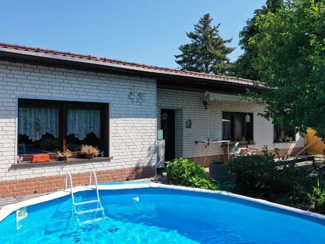 Wohnen, wo andere entspannen – charmantes Zuhause mit Pool nahe dem Pahnaer See