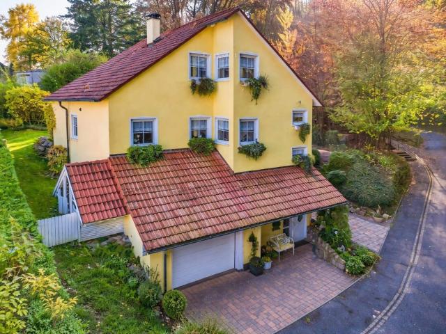 Wohnen, wo andere Erholung suchen! Freistehendes, modernisiertes Zuhause am Waldrand mit Einliegerwo
