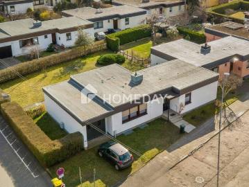 Wohnen, wo andere suchen: Einfamilienhaus im Bungalow Stil mit schönem Garten sofort verfügbar