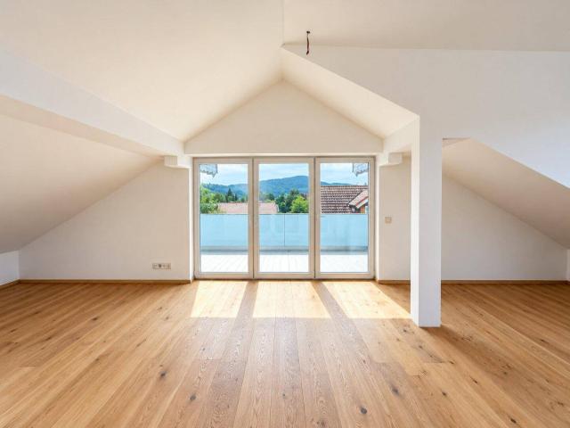 Wohnen wo andere Urlaub machen 3 Zimmer DG Wohnung mit Balkon in Mattsee mit Seeblick