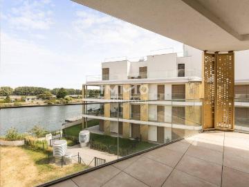 Wohnen, wo andere Urlaub machen: Erstklassige 5 Zimmer Wohnung am Wasser mit 70m2 Balkon