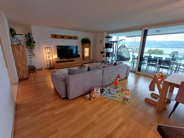 Wohnen, wo andere Urlaub machen: Helle 4.5 Zimmer Wohnung in Eich zu v