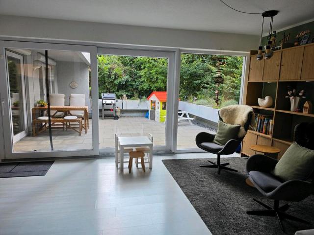 Wohnen wie im eigenen Haus: 4,5 Zimmer Terrassenwohnung Garten