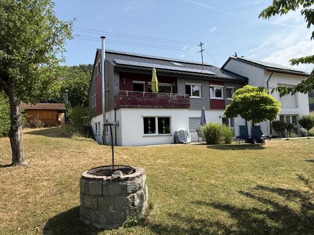WOHNEN, WIE IM EIGENEN HAUS: 7½ Zimmer Eigentumswohnung mit zwei Bädern, Balkon, Garten und Garage in herrlicher Randlage