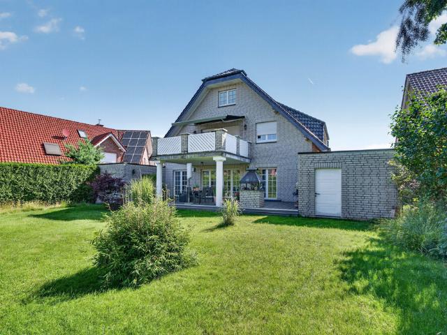 Wohnen wie im eigenen Haus – Große Erdgeschosswohnung mit Traumgarten und Garage im Zweiparteienhaus