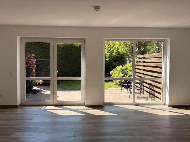 Wohnen wie im eigenen Haus: Maisonette mit Garten, Dachterrasse und großer Garage