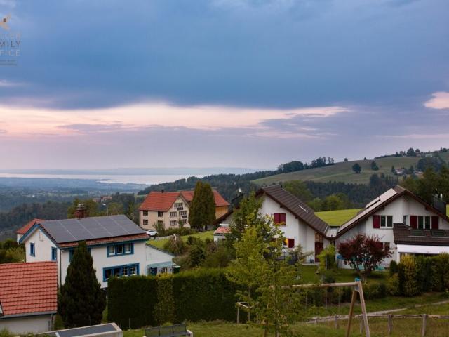 Wohnen wie im Einfamilienhaus Exklusive 4 1/2 Zimmer Gartenwohnung mit schöner Seesicht, viel Privatsphäre und hochwertigem Ausbau