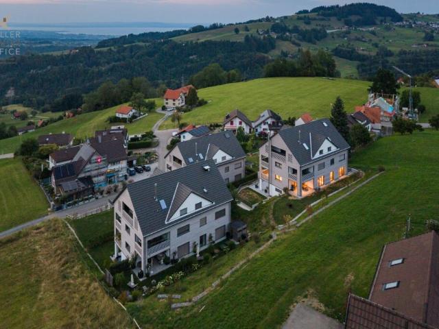 Wohnen wie im Einfamilienhaus Exklusive 4 1/2 Zimmer Gartenwohnung mit schöner Seesicht, viel Privatsphäre und hochwertigem Ausbau