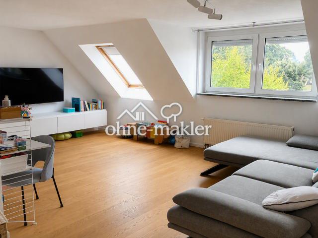 Wohnen wie im Haus: Modernisierte Maisonette auf zwei Ebenen mit Dachterrasse und Garage