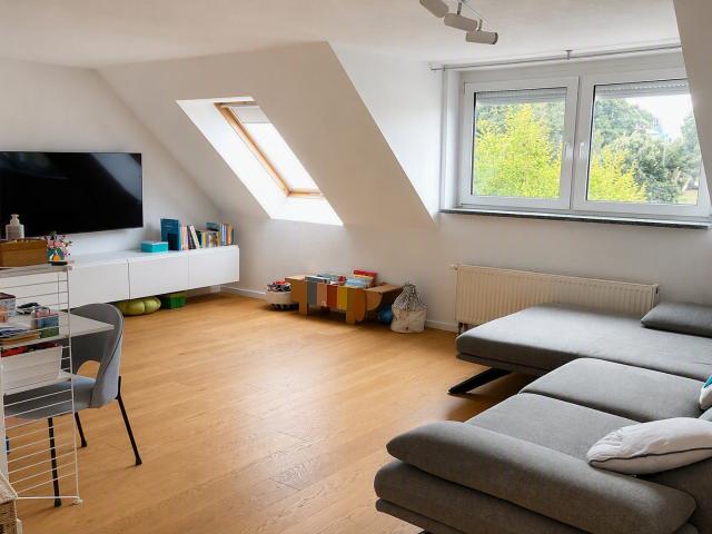 Wohnen wie im Haus: Modernisierte Maisonette auf zwei Ebenen mit Dachterrasse und Garage