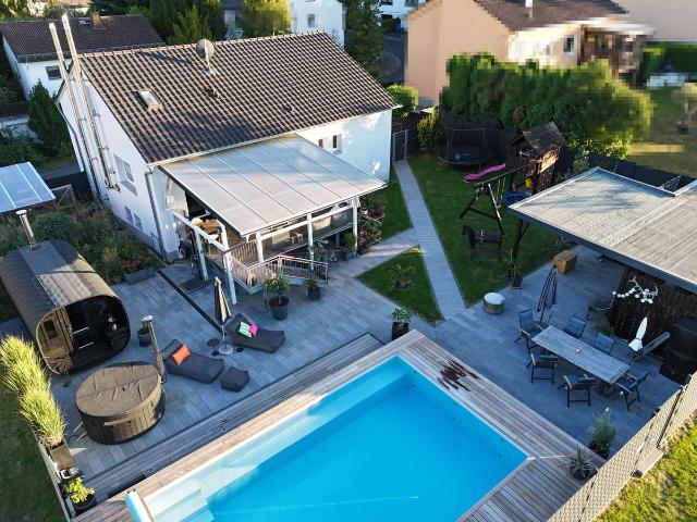 Wohnen wie im Urlaub: Einfamilienhaus in Wiesenrandlage mit Energieklasse 'A', Pool und Sauna