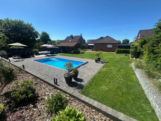 Wohnen wie im Urlaub: Sarnierter Bungalow mit Außenpool