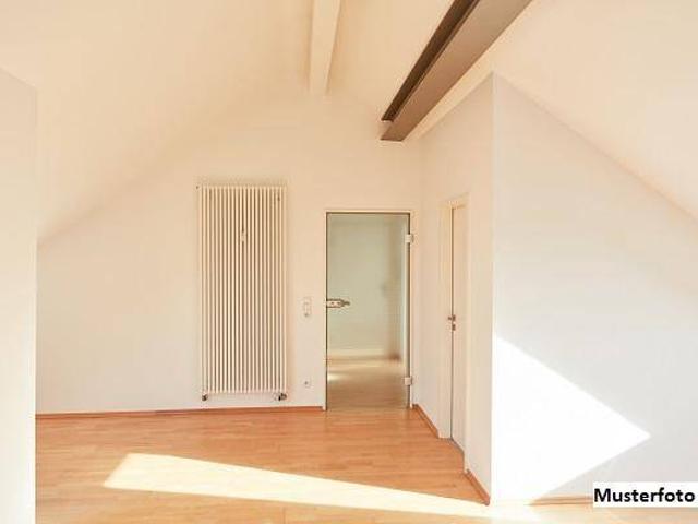 Wohnen unterm Dach: Gepflegte 2 Zimmer Wohnung mit Lift