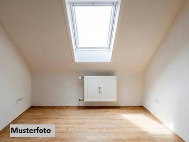 Wohnen unterm Dach: Gepflegte 2 Zimmer Wohnung mit Lift