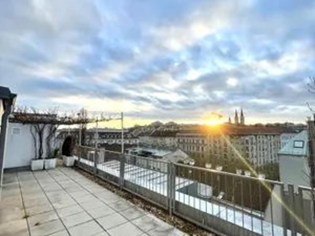 WOHNEN UND ARBEITEN! LICHTDURCHFLUTETE 7 ZIMMER WOHNUNG MIT DACHTERRASSE ZU VERMIETEN