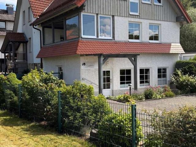 Wohnen und Arbeiten perfekt verbinden – großzügiges Einfamilienhaus mit separater Gewerbeeinheit