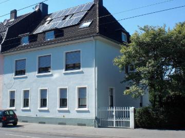 Wohnen und Arbeiten: Stilvolles Mehrfamilien und Geschäftshaus mit großem Garten