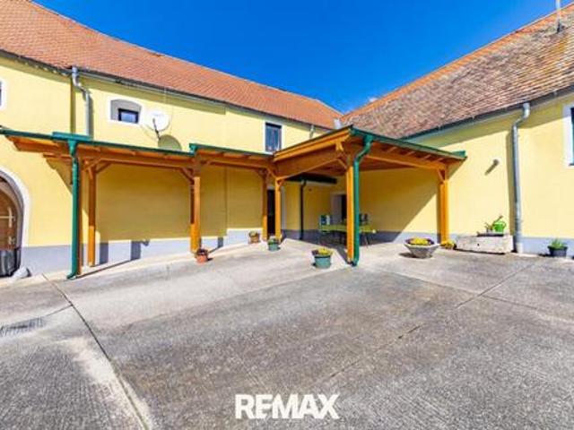 WOHNEN UND ARBEITEN UNTER EINEM DACH mit Gästehaus, Hallen und uneinsehbarem Innenhof in Obernalb!