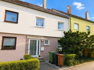 WOHNEN UND LEBEN Reihenmittelhaus mit Garage und Garten