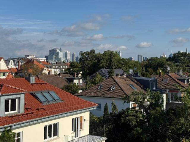 Wohnen über den Dächern Teilmöblierte Maisonettewohnung mit Skyline Blick