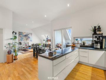 Wohnen über den Dächern von Graz mit Blick auf den Schlossberg: Exklusive Stadtwohnung mit Terrasse