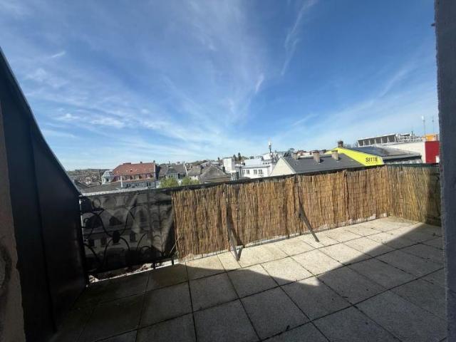 Wohnen über den Dächern von Hof: Stilvolle 3 Zimmer Wohnung mit zwei Balkonen & Einbauküche sofort verfügbar ca. 135m²