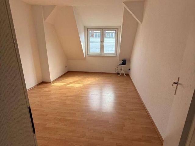 Wohnen über den Dächern: Charmante 3 Zimmer DG Wohnung mit Balkon