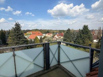 Wohnen über den Dächern: Charmante 3 Zimmer DG Wohnung mit Balkon
