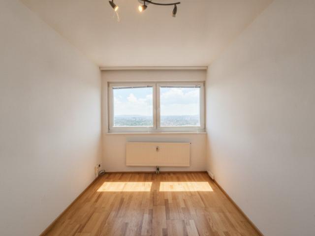 Wohnen über den Dächern der Stadt: 3 Zimmer Wohnung mit Loggia im 14. Stock