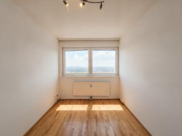 Wohnen über den Dächern der Stadt: 3 Zimmer Wohnung mit Loggia im 14. Stock
